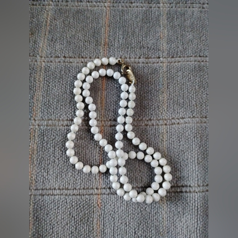 Elegant White Acrylic Round Beads Necklace Sillver Fastener With Flower Stamp
